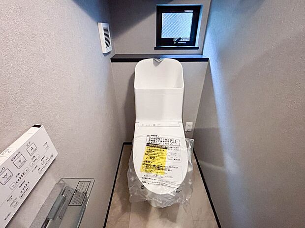 【シャワートイレ】温水シャワー付きの快適なトイレです！寒い日でもおしり温か、ウォームレット機能付き！