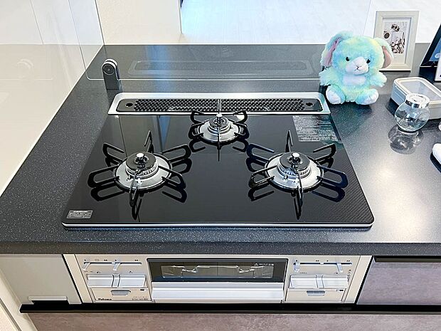 【キッチン】三口タイプのガスコンロで、お料理の幅も広がります。魚焼きグリルもついていますので、毎日のご飯支度が楽しくなりそうですね。