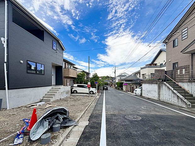 【前面道路含む現地写真】閑静な住宅地につき交通量も少なく落ち着いた印象を持ちます。