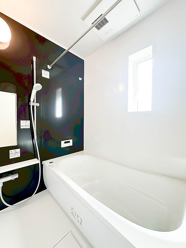 【浴室】~Bath Room~ シックなカラーは高級感があります。大きめのバスタブに浸かれば一日の疲れをゆっくりとほぐしてくれることでしょう。