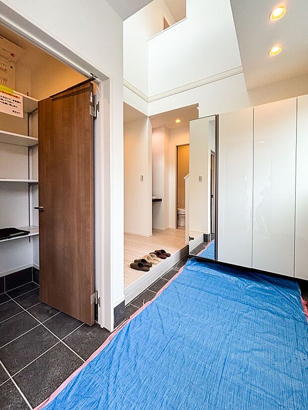 気品あるデザイン性を持つ玄関は、住む方の満足感を満たすクオリティ。帰宅するご家族や、訪れる方を気持ちよく迎える・安らぎに満ちた生活空間を予感させてくれます。