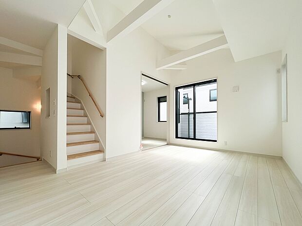 上質な暮らしを感じさせてくれます。毎日の暮らしの中で表情を変える場所ですが、いつもあたたかく家族を包み込んでくれる場所。