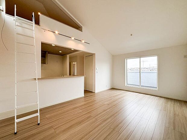 シックながらも優しい色合いのフローリングと建具。やわらかな日差しがくつろぎの空間を演出します。