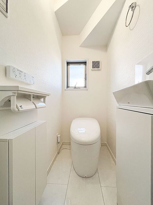 【トイレ】スタイリッシュなトイレ。デザイン性だけではなく機能性にも優れています。