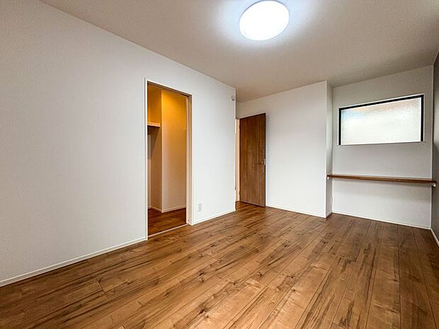 【リビング以外の居室】一人ひとりの大切なプライベート空間。趣味・感性で個性的に飾って頂けるようシンプルに仕上げてあります。ゆとりある広さで、一人の時間をゆったりと過ごせる安らぐお部屋になるはずです。