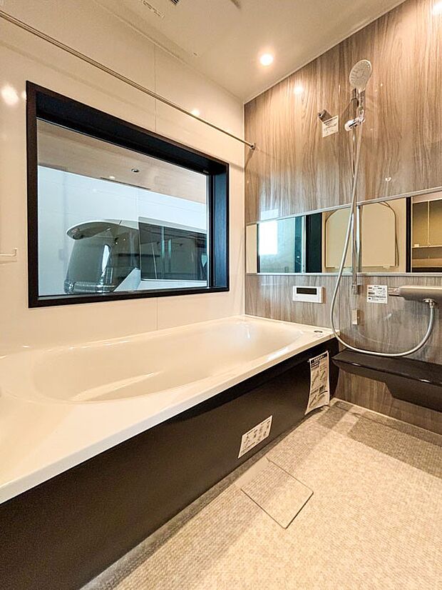 【浴室】浴室内からガレージを見渡せる大きな窓付き。