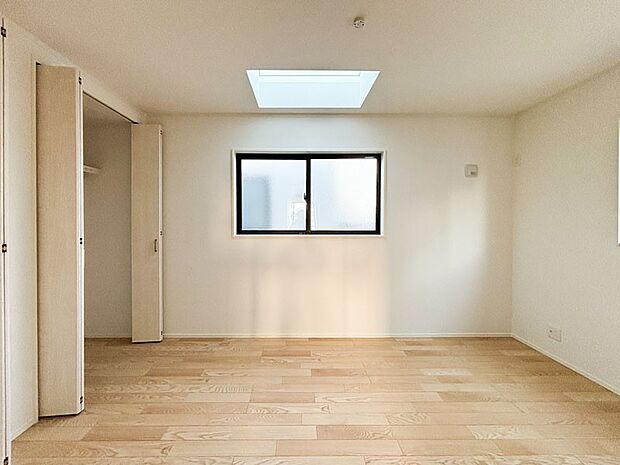 【洋室】トップライトからの陽光差し込む落ち着いた居室。  