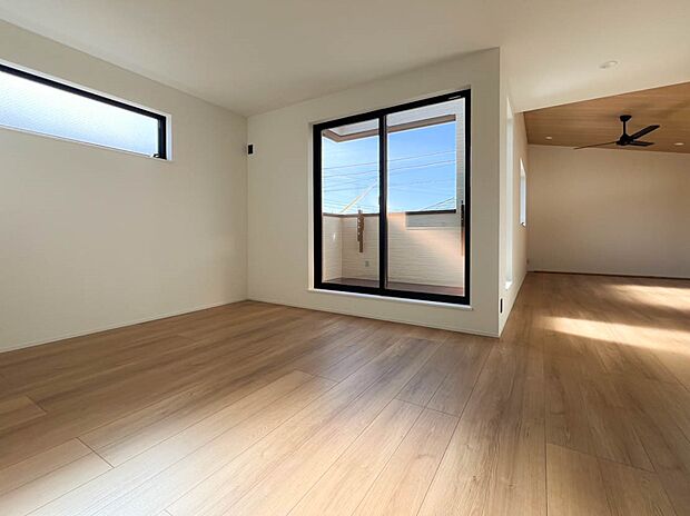 【リビングダイニング】ご家族の笑い声が絶えず聞こえてきそうな広々としたリビング。