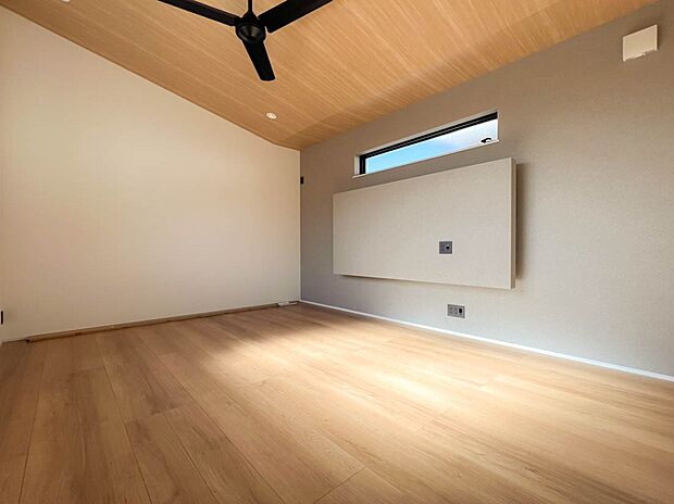 【リビング】大きな窓から差し込む太陽光を体一杯に感じながら、家族揃ってとる朝食はそれだけで一日分のエネルギーをチャージしてくれそう。始まりはいつもここから。そして一日の終わりもここで。