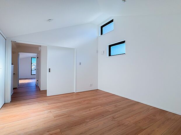 過ぎ行く時間をゆったりと感じることができる落ちついたプライベートルーム。リビングで楽しく過ごした後はゆっくりくつろぐ時間を満喫できます。