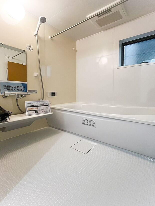 上質が感じられるカラーリングで、清潔な空間美を実現。一日の疲れが癒される優雅なバスタイムを堪能できるゆとりあるバスルームです。