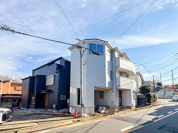 ふりそそぐ陽射しと開放的な空間形成。青空を背景に更なる美しさを醸す佇まい。