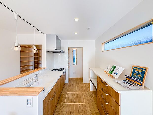 ご家族みんなで調理ができる位のスペースを実現したキッチン空間となっております。みんなで作った料理を召し上がりながらの会話は至福のひとときになるはずです。