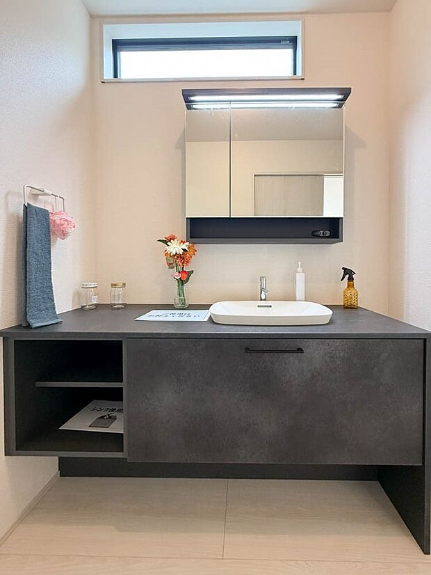 スタイリッシュなパウダールーム。デザイン性だけではなく機能性にも優れています。