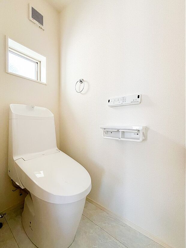 【トイレ】いつも綺麗に清潔に！ウォッシュレット付きトイレです♪もちろん窓も付いてるので空気の入れ替えも楽にできます。