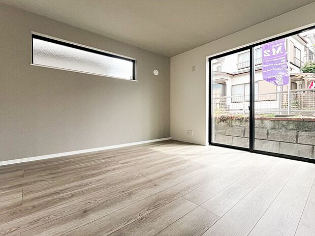 【洋室】一人ひとりの大切なプライベート空間。趣味・感性で個性的に飾って頂けるようシンプルに仕上げてあります。ゆとりある広さで、一人の時間をゆったりと過ごせる安らぐお部屋になるはずです。