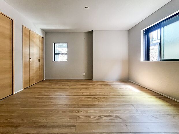 【洋室】一人ひとりの大切なプライベート空間。趣味・感性で個性的に飾って頂けるようシンプルに仕上げてあります。ゆとりある広さで、一人の時間をゆったりと過ごせる安らぐお部屋になるはずです。