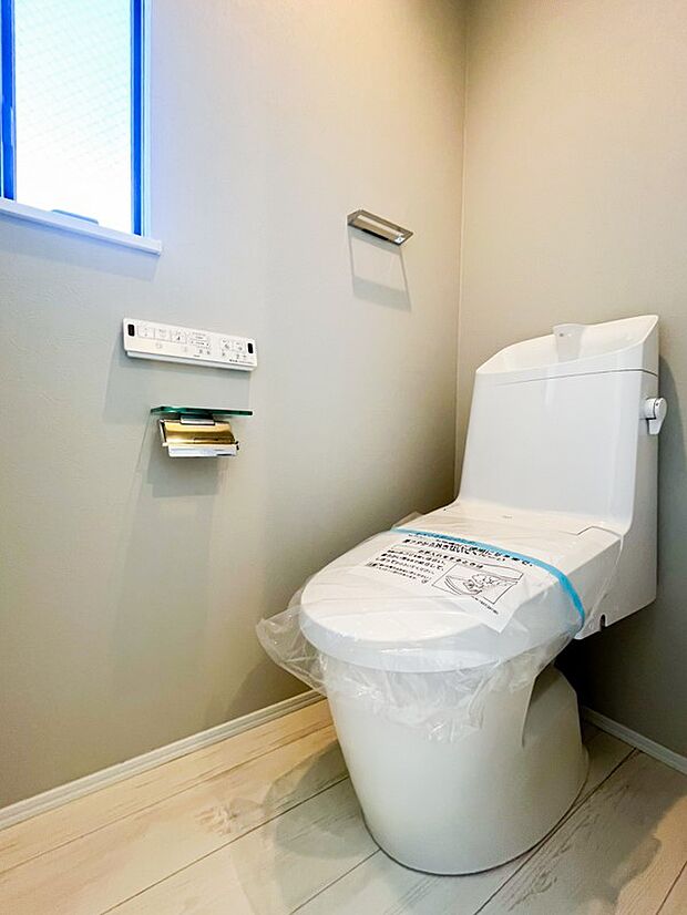 【トイレ】いつも綺麗に清潔に!ウォッシュレット付きトイレです♪もちろん窓も付いてるので空気の入れ替えも楽にできます。
