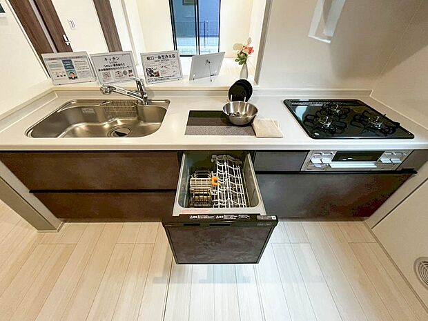 【キッチン】<食洗機>手洗いよりも時間の節約が出来るので子育てや家事で忙しい方の味方です。また高速洗浄と乾燥で殺菌効果が望め衛生的。手洗いよりも節水効果もありうれしいポイント詰まっています