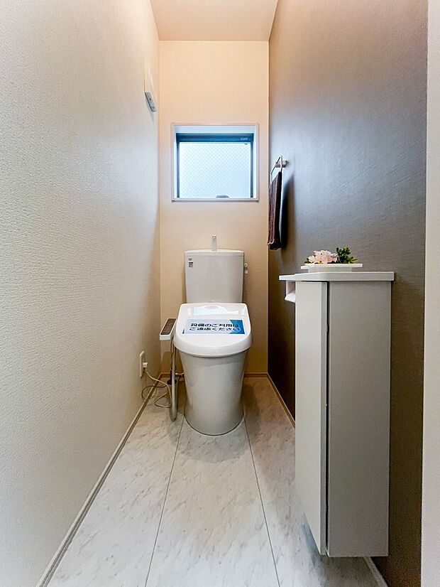【トイレ】いつも綺麗に清潔に!ウォッシュレット付きトイレです♪もちろん窓も付いてるので空気の入れ替えも楽にできます。