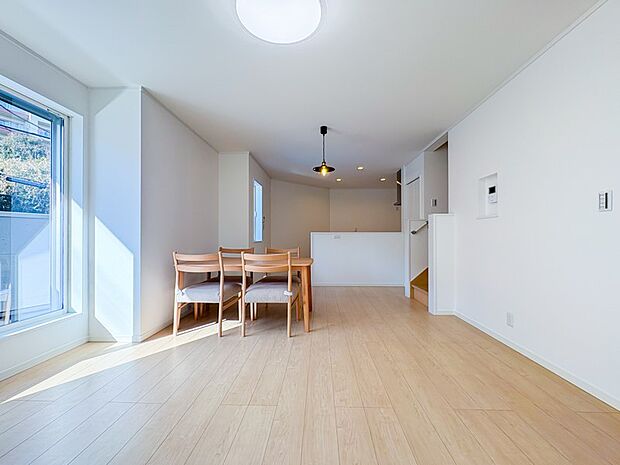 【リビング】リビングで子供が走ってる姿を見ながら、大きなソファやダイニングテーブルでゆったり食事をしたりくつろぎたい。そんな夢が叶えられる空間です!