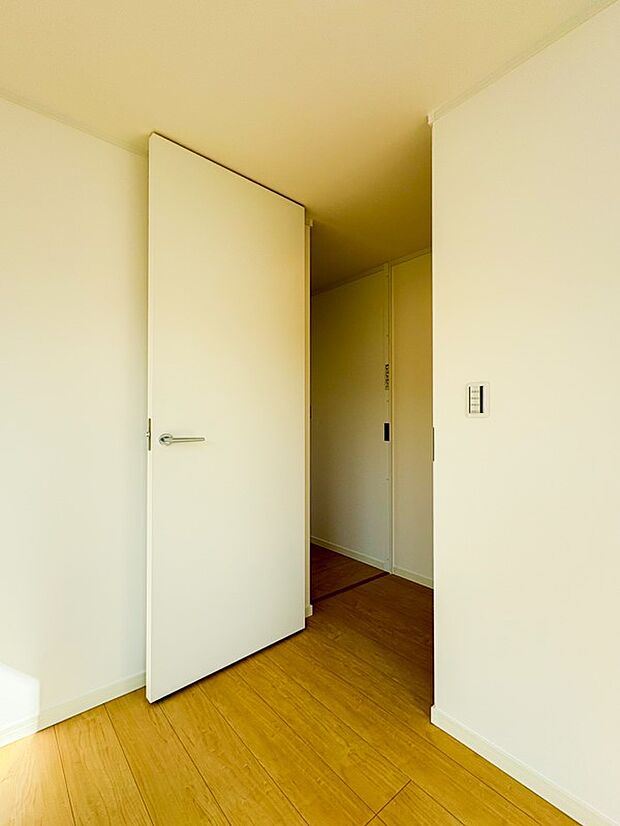 【その他内観】天井まで届くカミヤ製フルハイトドアを採用。空間が縦に伸び、洗練された開放感を演出します。