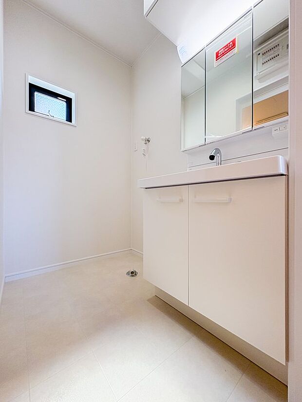 【洗面台・洗面所】ご家族の1日が始まり、1日の終わりを締めくくる洗面空間。快適に過ごせることはもちろん、気品や優雅さを兼ね備えたパウダールームです。