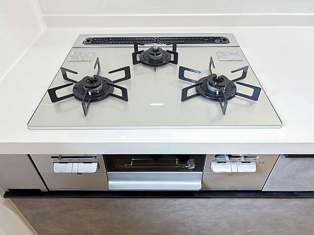 【その他設備】~3口ガスコンロ~ 広いスペースと力強い火力で、調理も時短。