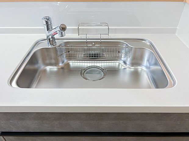 【その他設備】~浄水器一体型水栓~ 蛇口をひねるだけできれいな水を利用できるビルトインタイプ。据え置き型と異なりシンク上には水栓しかないので、雑多になりがちなシンクまわりをすっきり使えます。