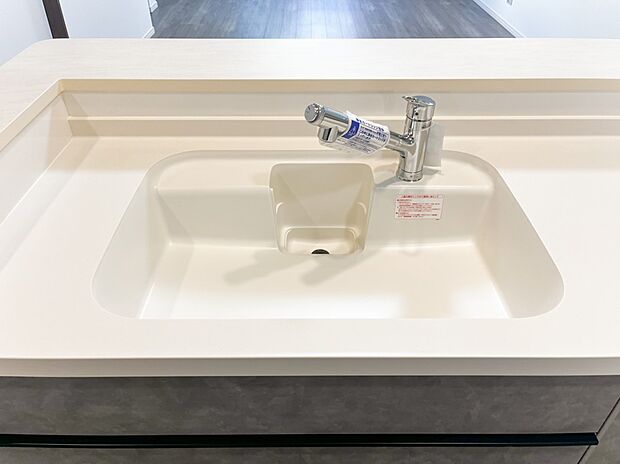 【キッチン】【浄水機能付き水栓】お米を研いだり、野菜を洗ったりするときなど用途に応じてワンタッチで浄水に切り替えが可能です。カートリッジ式なので、フィルターを簡単に交換する事が出来ます。