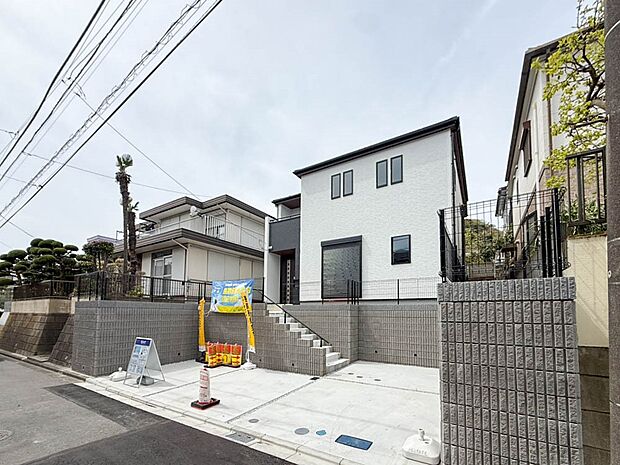 【現地外観写真】ふりそそぐ陽射しと開放的な空間形成。青空を背景に更なる美しさを醸す佇まい。