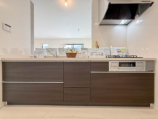 【キッチン】家事をしながらもリビングが見渡せる対面キッチンは、忙しい奥様に嬉しいカタチ。お料理もお子様や旦那様と会話をしながら楽しく作れそう。