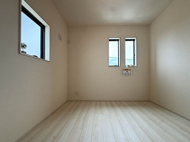 【洋室】過ぎ行く時間をゆったりと感じることができる落ちついたプライベートルーム。リビングで楽しく過ごした後はゆっくりくつろぐ時間を満喫できます。