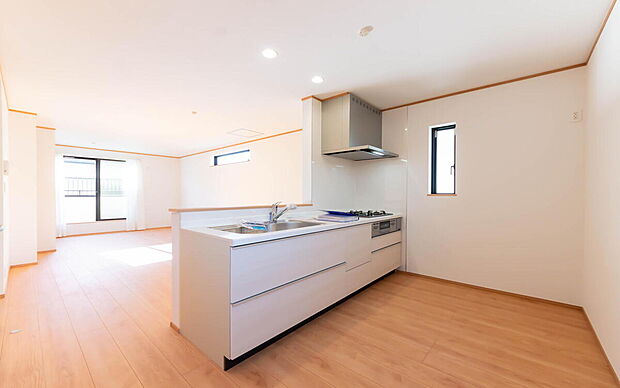 「全体を見渡せる安心感」
家族の会話が弾む奥様に人気の高いオープンカウンターキッチン、料理しながらお子様の様子の確認ができ移動しやすい広いキッチンスペースは奥様にとって安心感の高い住まい