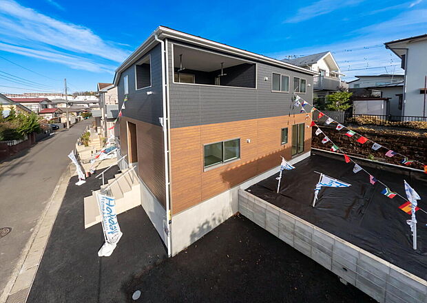 開放感+日当たりの良さ
家に入らなくても分かる日当たりの良さ。開放感の良さ。
碧空も清々しく心地の良い住まい。
住みたくなる家。暮らしたい町。