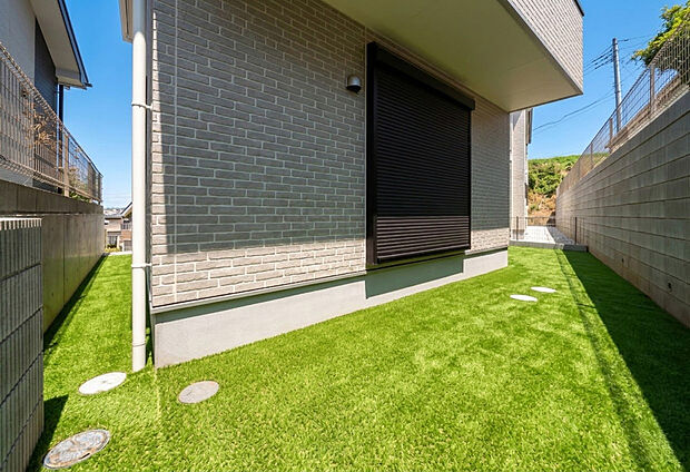 「ガーデン」
南向きで丁度良い広さ。広すぎず、丁度良いサイズ。
家庭菜園やちょっとした息抜き空間に。
(植栽や芝生はCGによるイメージ画像のため実際にはございません)