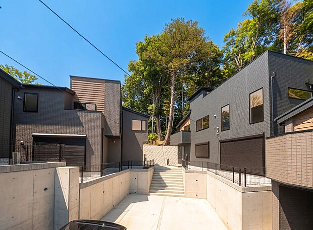 「街並みに溶け込むシンプルなデザイン」
飽きのこないシンプルなデザイン。
一生のマイホームだからずっとここで暮らしたい。
家族の人生とともにあるマイホーム。