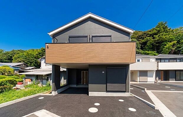 「街並みに溶け込むシンプルなデザイン」
飽きのこないシンプルなデザイン。
一生のマイホームだからずっとここで暮らしたい。
家族の人生とともにあるマイホーム。