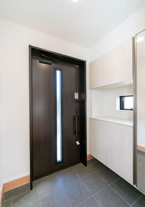 【玄関】☆☆「お帰りなさい」が日常へ☆☆
家に帰るとまず目につくのがマイホーム・玄関です。
玄関を開けると家族の笑顔が・・・お帰りなさいが日常に。
