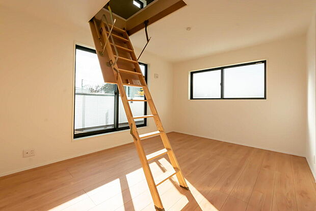 【洋室】☆☆　陽の恵み　☆☆
◎爽やかな陽ざしを感じられる日当たりの良い寝室
◎寝起き爽やか、元気な一日に大切な陽の恵み
