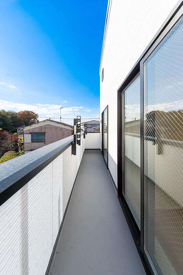 【バルコニー】「週末の楽しみが増える」
BBQ、ガーデニング、お子様の自然とのふれあいなど、お庭があるから楽しみも倍増するマイホーム。