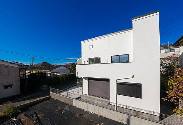 【外観】「街並みに溶け込むシンプルなデザイン」
飽きのこないシンプルなデザイン。
一生のマイホームだからずっとここで暮らしたい。
家族の人生とともにあるマイホーム。