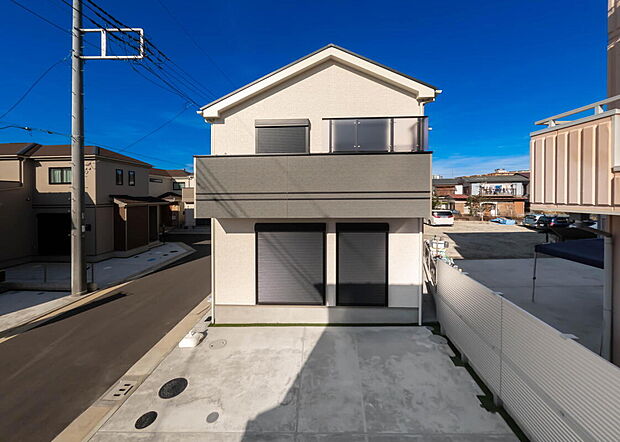 【外観写真】「街並みに溶け込むシンプルなデザイン」
飽きのこないシンプルなデザイン。
一生のマイホームだからずっとここで暮らしたい。
家族の人生とともにあるマイホーム。