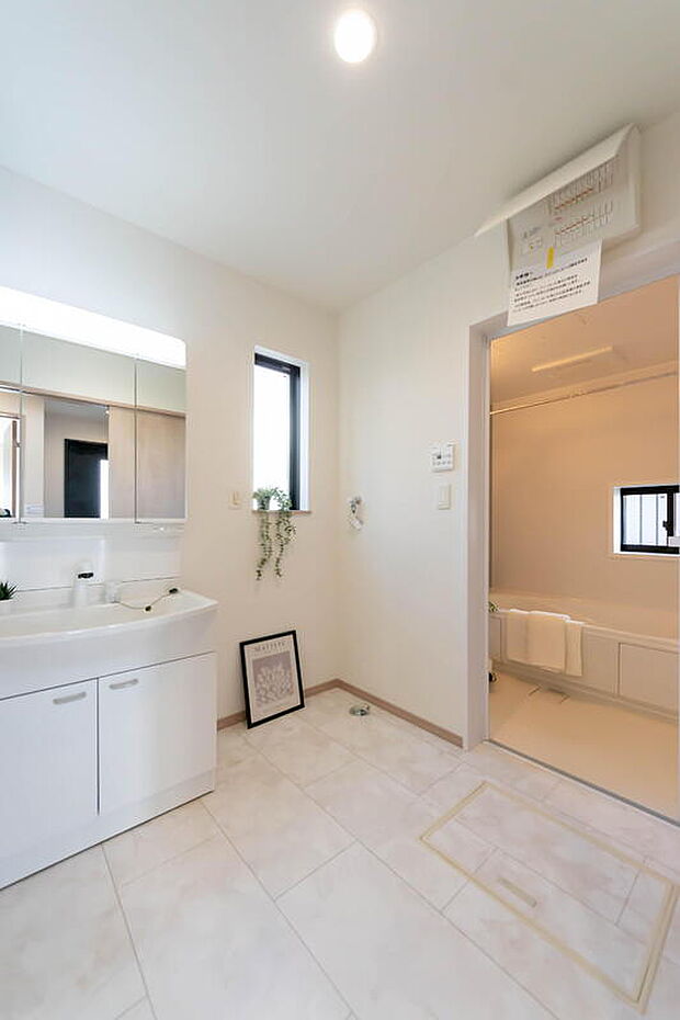 【洗面】☆☆広々洗面ルーム☆☆
1日の始まりや入浴前に必ず入る空間だからこそ、清潔感や広さが重要になる。三面鏡、収納豊富な洗面化粧台。