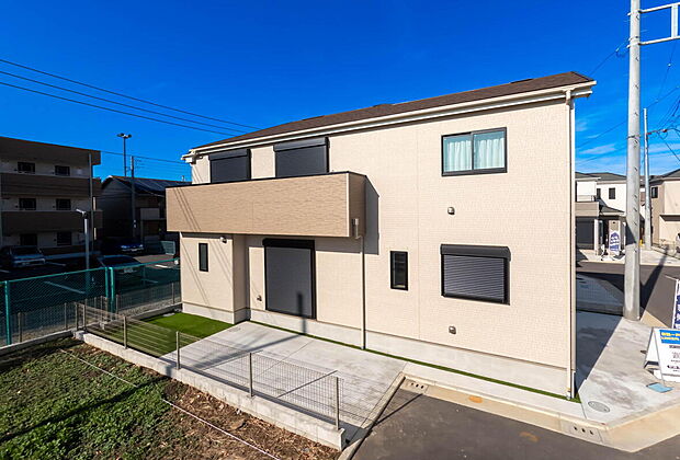 【外観写真】「街並みに溶け込むシンプルなデザイン」
飽きのこないシンプルなデザイン。
一生のマイホームだからずっとここで暮らしたい。
家族の人生とともにあるマイホーム。