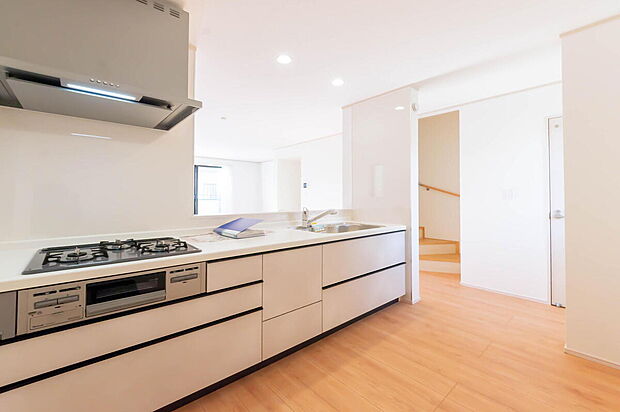 【キッチン】「全体を見渡せる安心感」
家族の会話が弾む奥様に人気の高いオープンカウンターキッチン、料理しながらお子様の様子の確認ができ移動しやすい広いキッチンスペースは奥様にとって安心感の高い住まい
