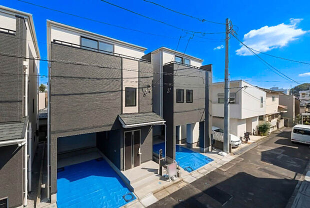 【外観】「街並みに溶け込むシンプルなデザイン」
飽きのこないシンプルなデザイン。
一生のマイホームだからずっとここで暮らしたい。
家族の人生とともにあるマイホーム。
