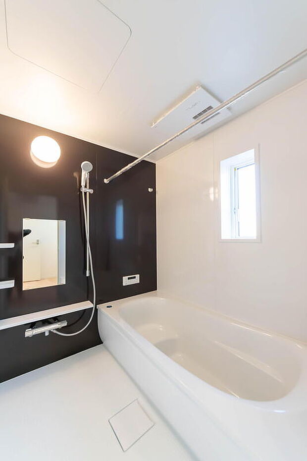 【浴室】一日の疲れを癒す、広々としたバスルーム。モダンなデザイン空間で、至福のバスタイムを。