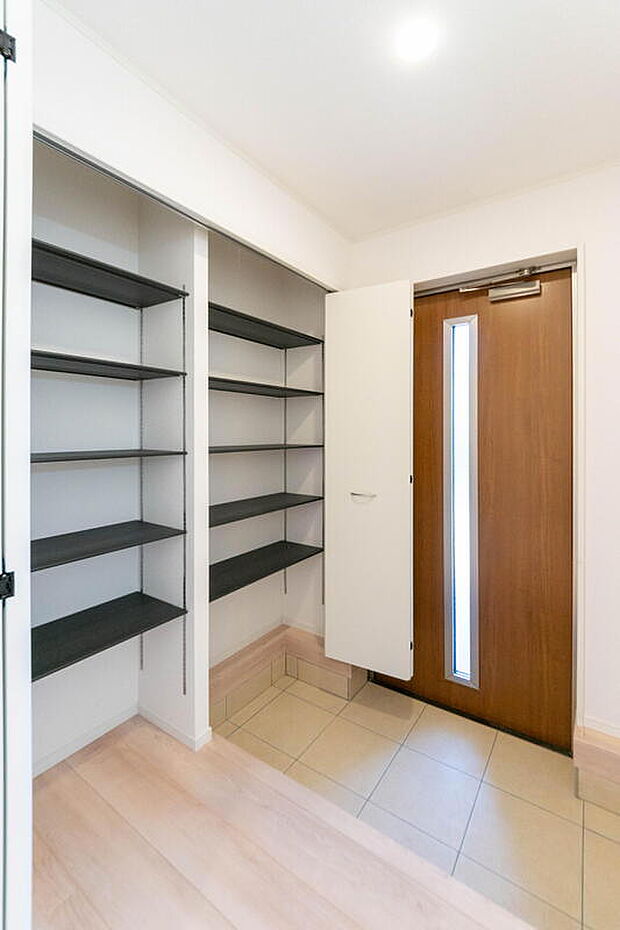 【玄関収納】「おかえり」と「いってらっしゃい」を優しく包み込む、明るく広々とした玄関。家族の毎日が、ここから気持ちよく始まります。