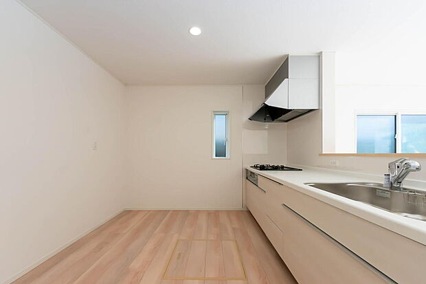 【キッチン】「全体を見渡せる安心感」
家族の会話が弾む奥様に人気の高いカウンターキッチン、料理しながらお子様の様子の確認ができ移動しやすい広いキッチンスペースです。